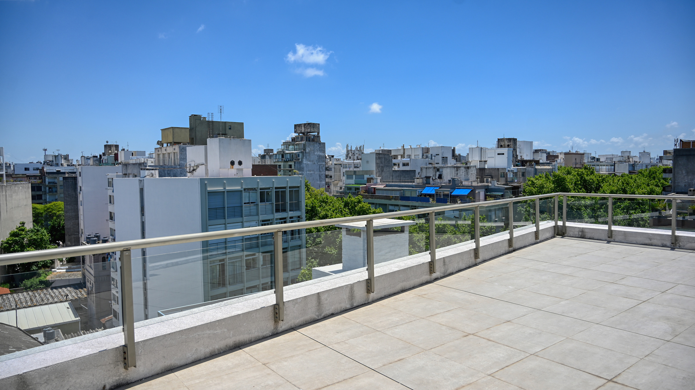 Terraza de Vizenz con vista a Pocitos
